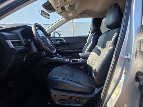 Used 2024 Mitsubishi Outlander SE image 12