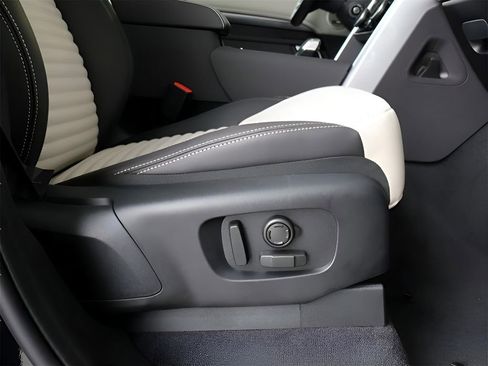 Used 2025 Land Rover Discovery Metropolitan Edition AWD/4WD image 24
