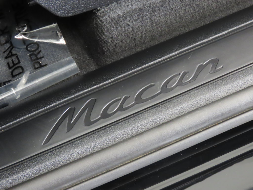 Certified 2025 Porsche Macan AWD/4WD image 42