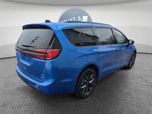 New 2026 Chrysler Pacifica Select w/ S Appearance Package image 6