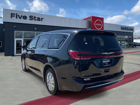 Used 2025 Chrysler Pacifica Select FWD image 4