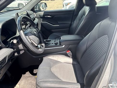 Used 2025 Toyota Highlander XSE AWD/4WD image 24