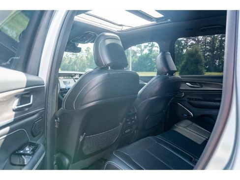 Used 2023 Jeep Grand Cherokee Overland RWD image 13