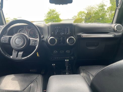 Used 2015 Jeep Wrangler Unlimited Sahara w/ Connectivity Group AWD/4WD image 23