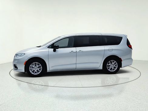 Used 2024 Chrysler Pacifica Touring-L FWD image 4