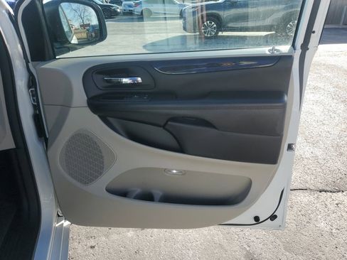 Used 2018 Dodge Grand Caravan SE w/ UConnect Hands-Free Group image 28