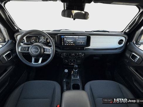 Used 2025 Jeep Wrangler Unlimited Sahara AWD/4WD image 9