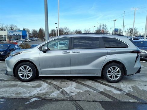 Certified 2025 Toyota Sienna XLE image 3