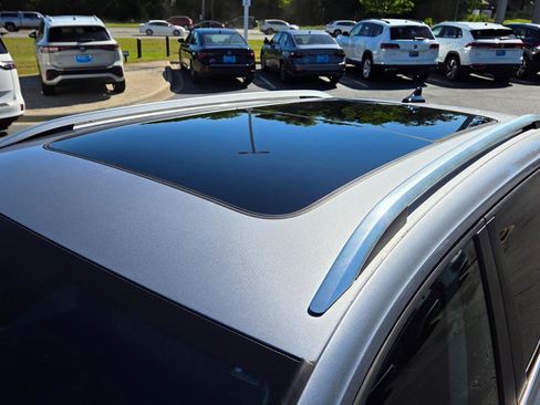 Certified 2023 Volkswagen Taos SE w/ Panoramic Sunroof Package AWD/4WD image 11