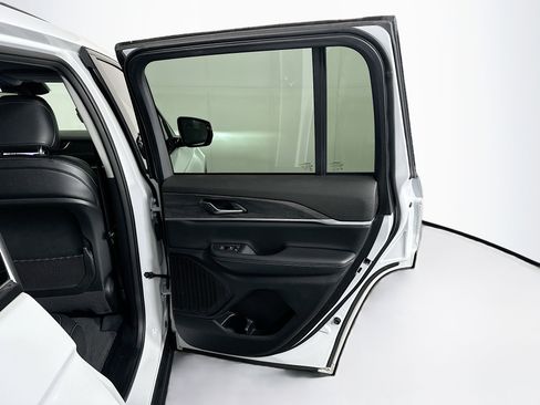 Used 2023 Jeep Grand Cherokee Limited w/ Black Appearance Package image 31