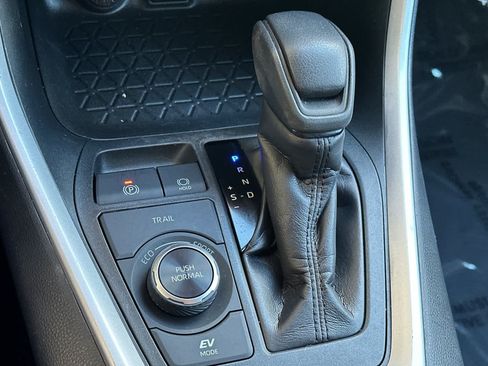 Used 2019 Toyota RAV4 LE AWD/4WD image 23