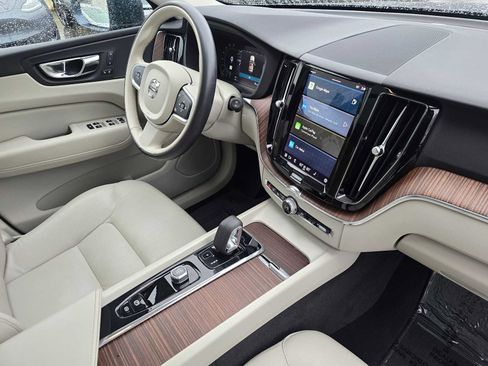 Used 2022 Volvo XC60 B5 Momentum w/ Climate Package image 10