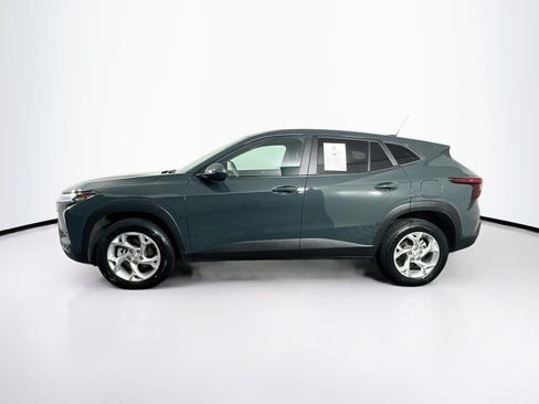 Used 2025 Chevrolet Trax LS w/ LS Convenience Package FWD image 4