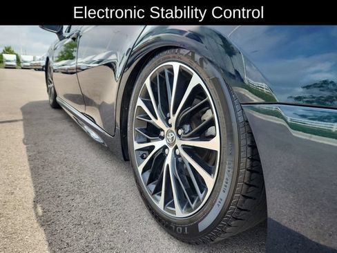 Used 2018 Toyota Camry SE w/ Moonroof Package FWD image 18