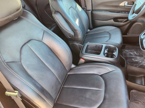 Used 2025 Chrysler Pacifica Select image 20