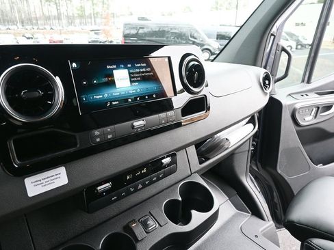 Used 2022 Mercedes-Benz Sprinter 3500 image 13