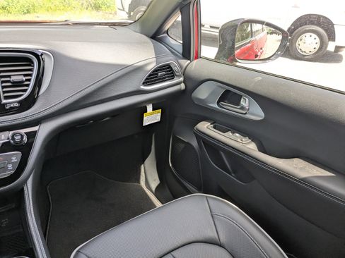 New 2026 Chrysler Pacifica Limited w/ S Appearance Package FWD image 16