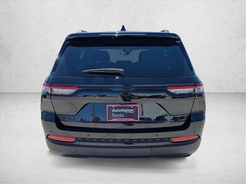 Used 2025 Jeep Grand Cherokee Altitude AWD/4WD image 7