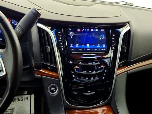 Used 2020 Cadillac Escalade 2WD image 17