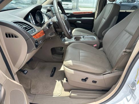Used 2016 Chrysler Town & Country Touring-L FWD image 9