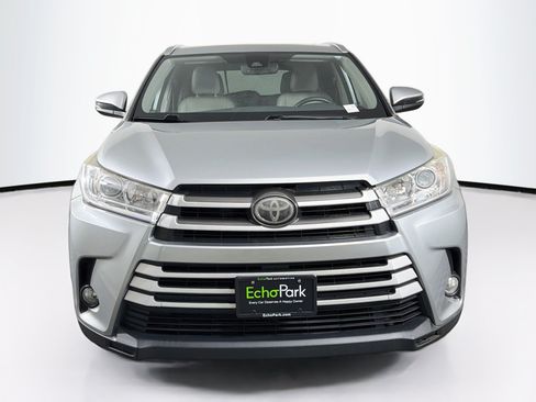 Used 2018 Toyota Highlander XLE FWD image 2