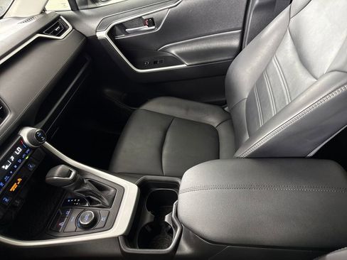 Used 2021 Toyota RAV4 XLE Premium image 16