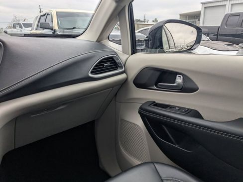 Used 2024 Chrysler Pacifica Select image 17