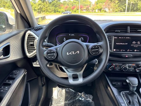 Used 2025 Kia Soul LX w/ LX Technology Package FWD image 29