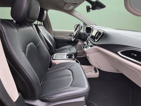 Certified 2024 Chrysler Pacifica Touring-L image 40