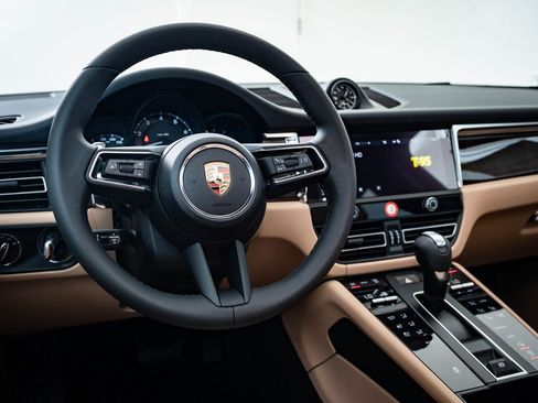 Certified 2025 Porsche Macan image 4