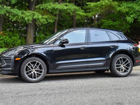 Used 2023 Porsche Macan AWD/4WD image 3