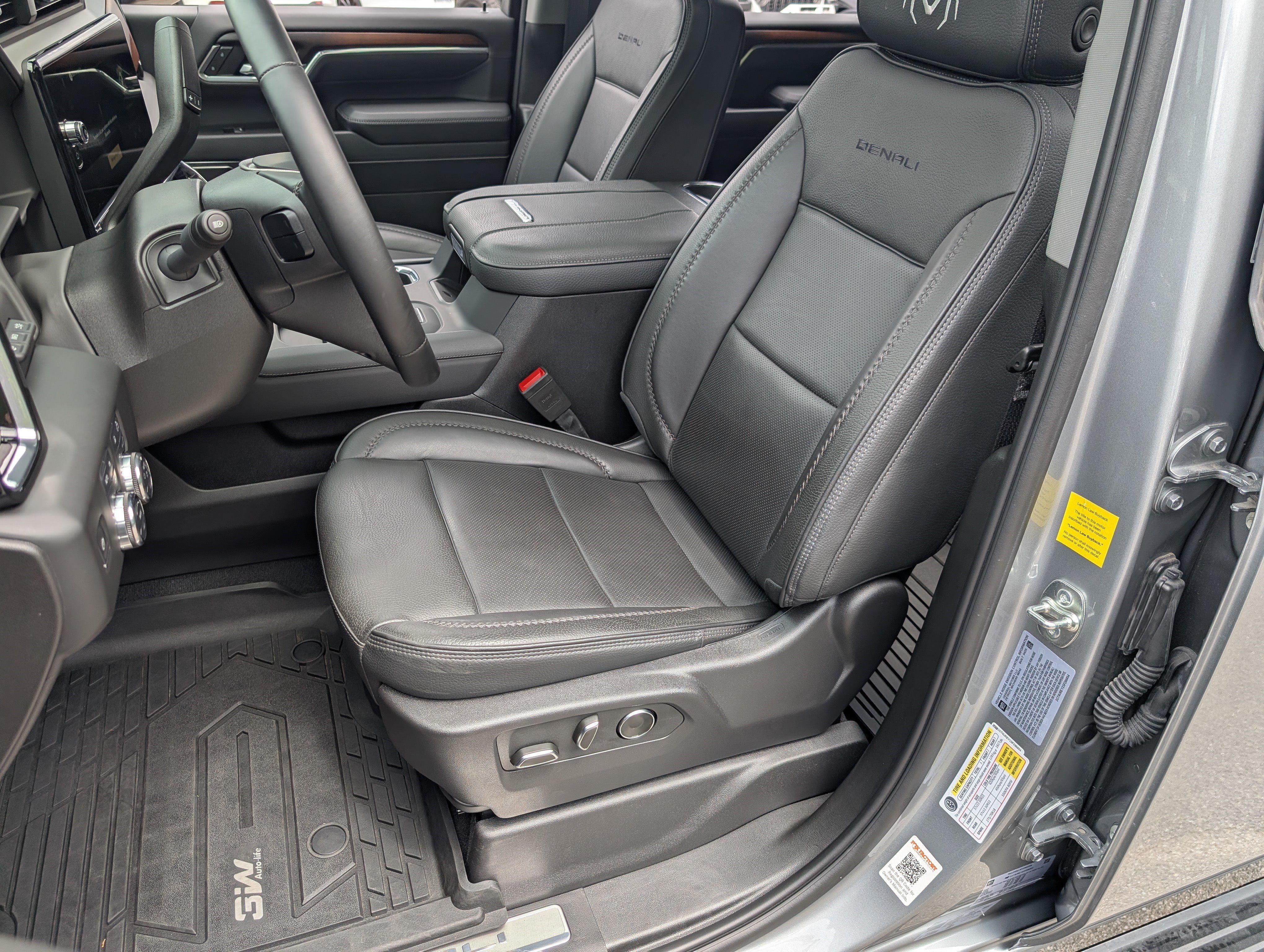 Used 2025 GMC Sierra 2500 Denali w/ Denali Reserve Package AWD/4WD image 17