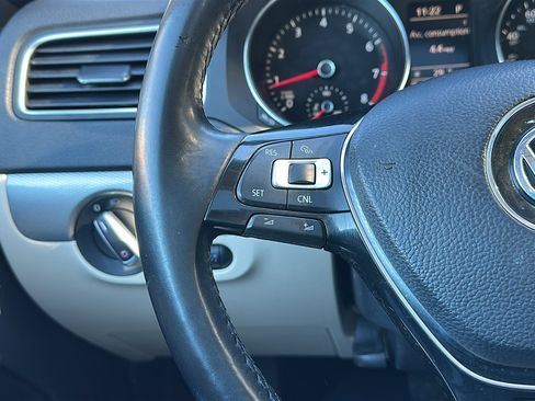 Used 2017 Volkswagen Jetta SE image 16