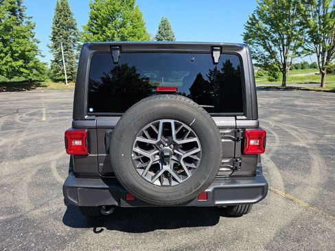 Used 2025 Jeep Wrangler Unlimited Sahara AWD/4WD image 5