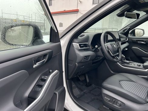 New 2026 Toyota Highlander XSE image 9