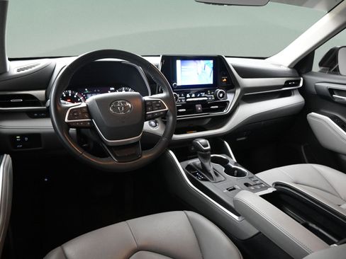 Used 2023 Toyota Highlander XLE FWD image 35
