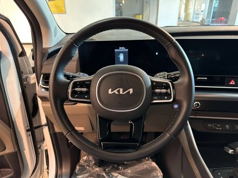 Used 2026 Kia Carnival FWD image 30