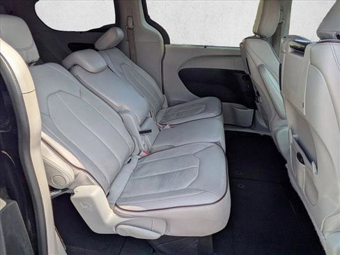 Used 2017 Chrysler Pacifica Limited w/ UConnect Theater Package FWD image 21