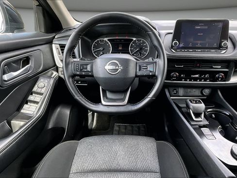 Used 2025 Nissan Rogue SV image 8