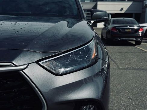 Used 2023 Toyota Highlander XLE image 3