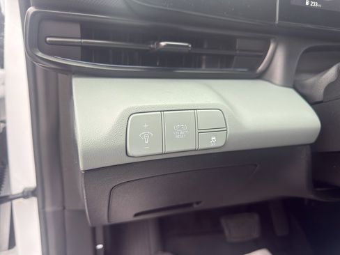Used 2025 Hyundai Elantra Limited FWD image 13