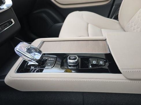 Certified 2025 Volvo XC90 B5 Plus image 37
