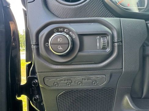 Used 2024 Jeep Gladiator Rubicon w/ Steel Bumper Group image 17