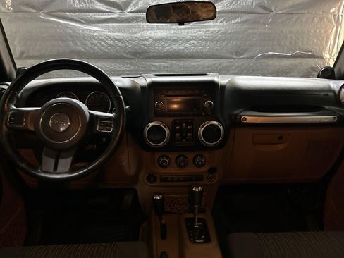 Used 2012 Jeep Wrangler Unlimited Sahara AWD/4WD image 10
