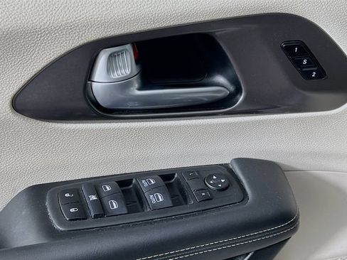 Used 2024 Chrysler Pacifica Touring-L FWD image 9