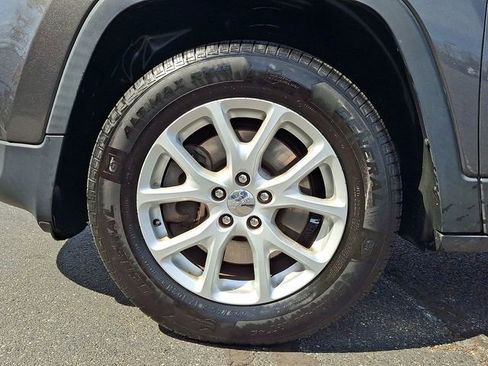 Used 2018 Jeep Cherokee Latitude Plus AWD/4WD image 30