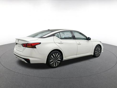 Used 2025 Nissan Altima 2.5 SV FWD image 9