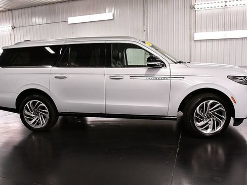 Used 2025 Lincoln Navigator L Reserve AWD/4WD image 8