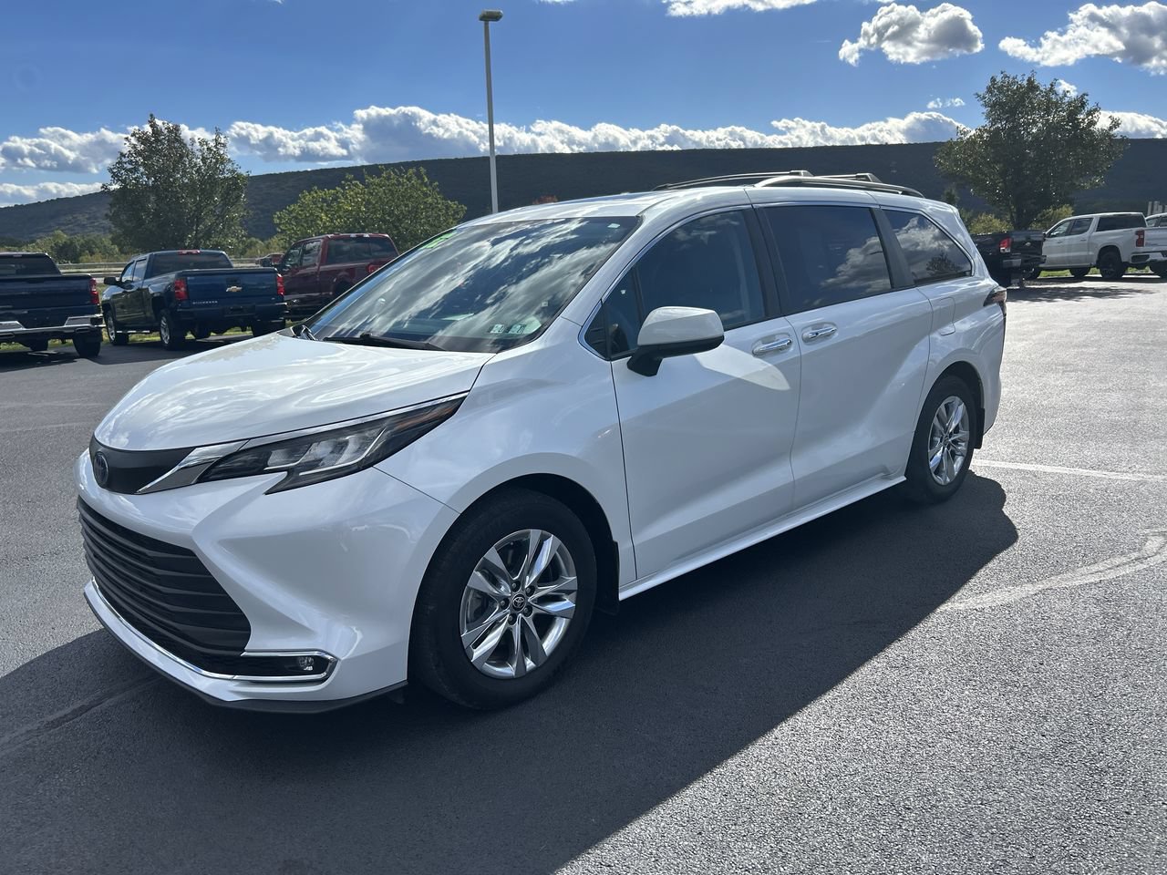 Used 2022 Toyota Sienna XLE w/ XLE Plus Package AWD/4WD image 3