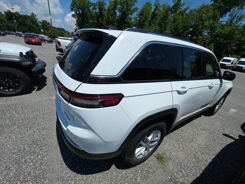 Used 2023 Jeep Grand Cherokee Laredo AWD/4WD image 9